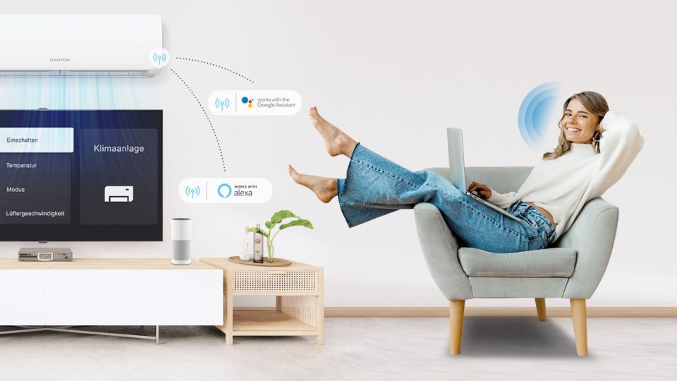 Lächelnde junge Frau im Stuhl mit Smart-Home