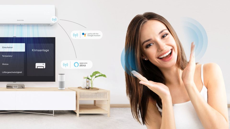 Lächelnde junge Frau mit Smart-Home