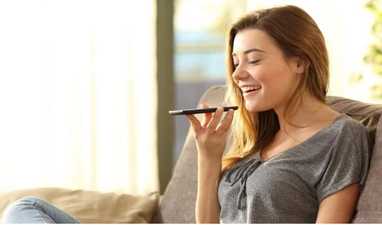 Nutzerin spricht mit Danyon Smart Control, intelligente Haussteuerung für mehr Komfort.