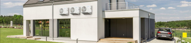 Mehrfamilienhaus mit drei Klimaanlagen an der Fassade