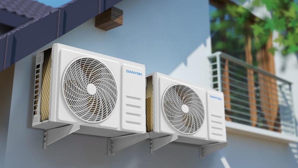 Moderne Danyon Klimageräte an der Hauswand, effiziente Klimatisierung für Zuhause.