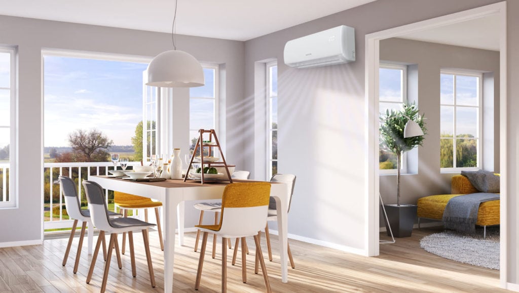 Helles, modernes Wohnzimmer mit Klimaanlage, großer Fenster und komfortabler Einrichtung.