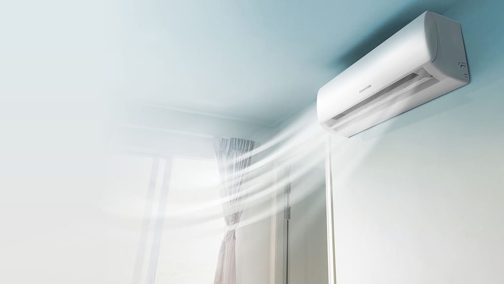 Alt Text: Moderne weiße Danyon-Klimaanlage an der Zimmerdecke, angenehm kühlende Luft.