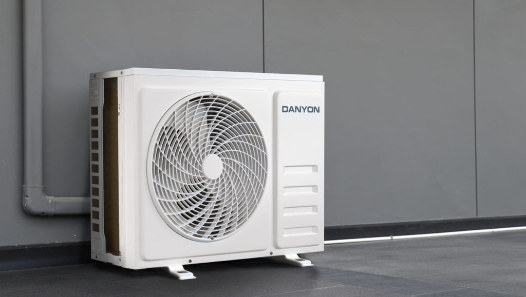 Klimagerät im Außenbereich, energieeffizient, leise, ideal für Gebäudeklimatisierung.