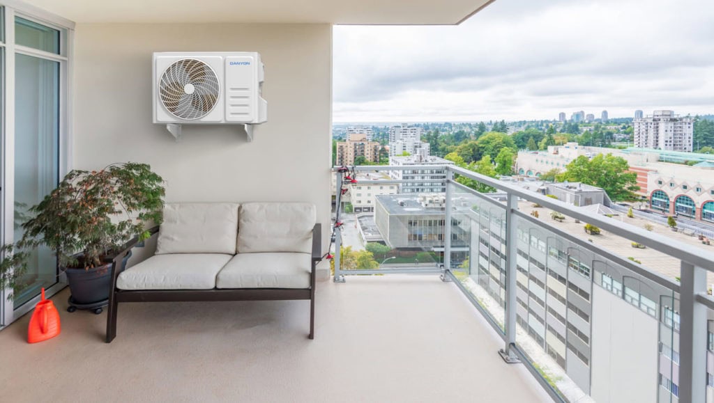 Heller Balkon mit Klimaanlage, Gartenpflanze und Blick auf die Citysiedlung. Ideal für Entspannung in der Innenstadt.