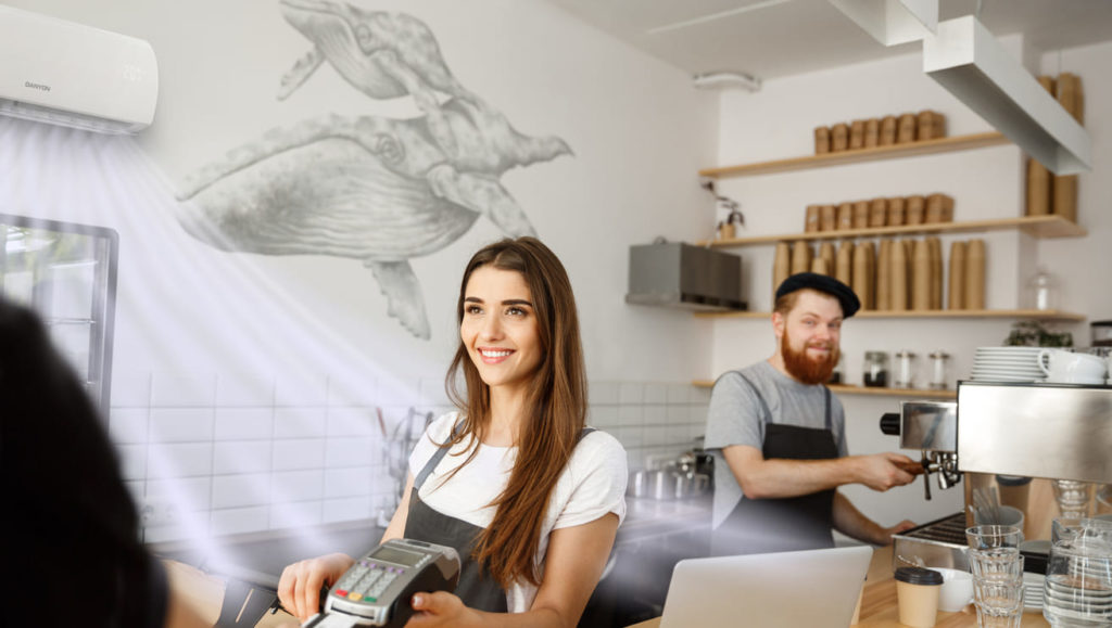 Alt-Text: Freundliches Café-Personal bedient Kunden an der Theke, frisch zubereiteter Kaffee in modernem Café.