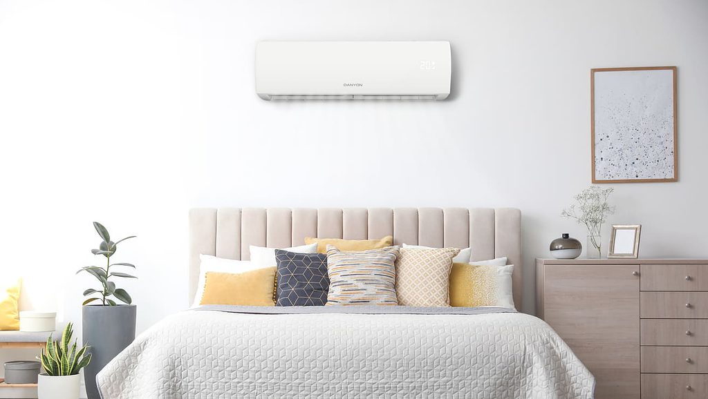 Moderne Danyon Klimaanlage im Schlafzimmer, energieeffizient und leise.