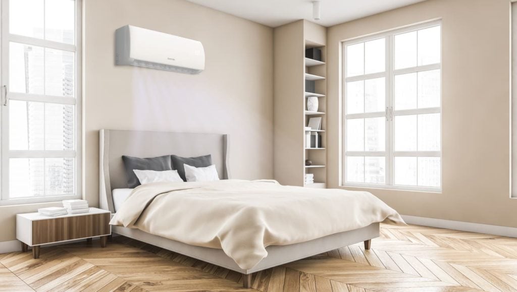 Helles Schlafzimmer mit großem Fenster, modernem Bett und Holzboden.