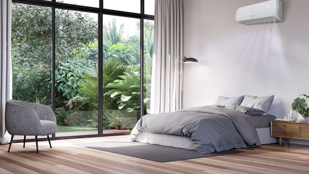 Schlafzimmer mit großen Fenstern, natürlichem Licht und Gartenblick, elegantes Interieur, Komfort, Naturverbundenheit.