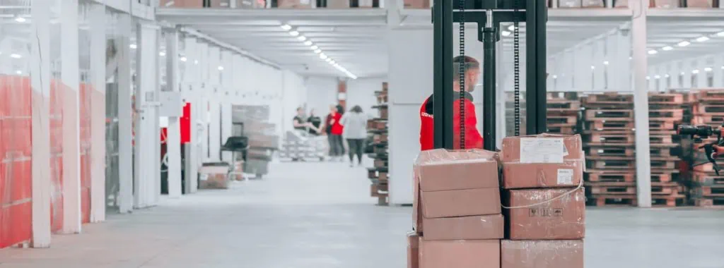 Gabelstaplertransport in moderner Lagerhalle bei Danyon.