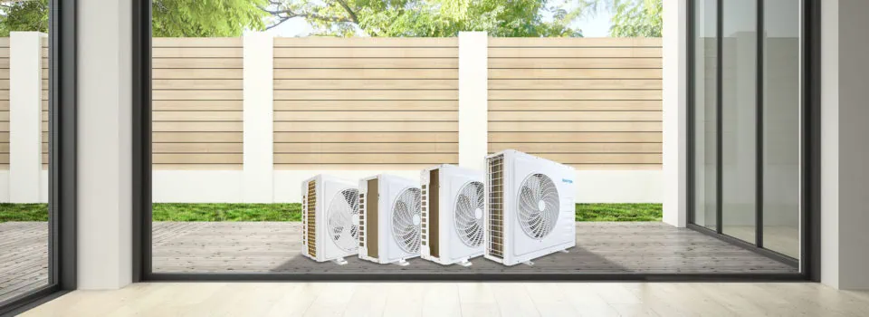 Verschiedene Außengeräte der Klimaanlage auf Terrasse