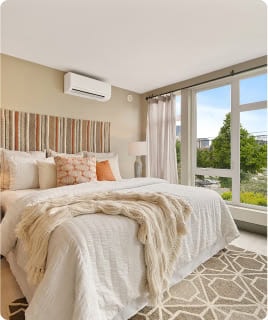 Hochwertiges Schlafzimmer mit großem Fenster, Naturblick und komfortabler Einrichtung.