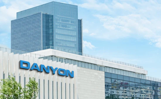 Moderne Büroimmobilie von Danyon in zentraler Lage, kompaktes Design.