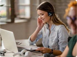 Mädchen am Callcenter mit Headset, nutzt Computer für Kundenservice und Support.