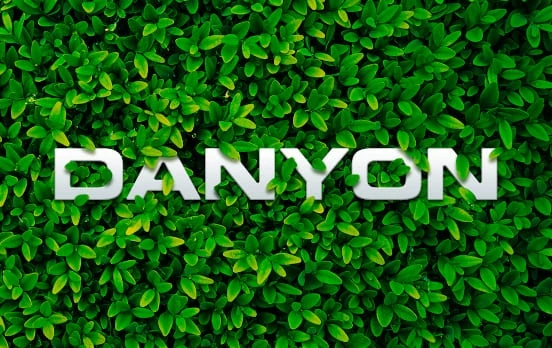 Hochwertiges Firmenlogo auf grüner Pflanzenwand, modern und professionell.